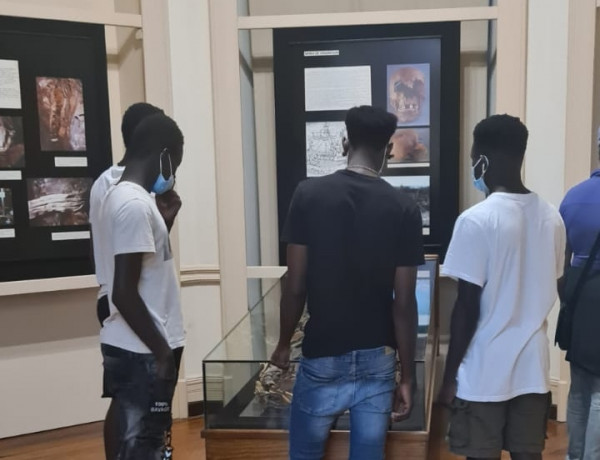 Las personas jóvenes atendidas en el Hogar ‘Rebumbio’ de Las Palmas llevan a cabo una visita al Museo Canario. Fundación Diagrama 2022