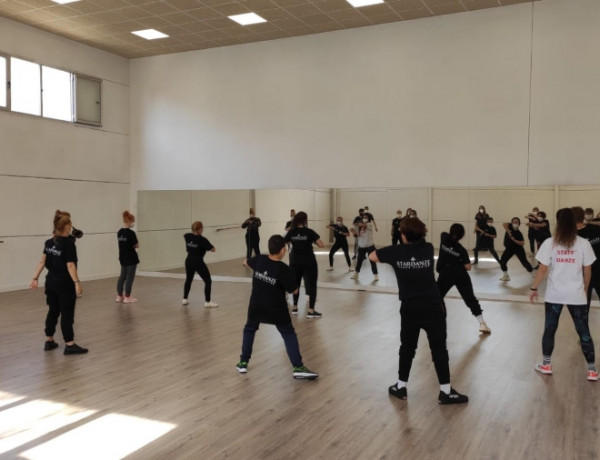 Las personas jóvenes atendidas en la residencia ‘Campanar’ de Valencia participan en un taller de danza y baile en la escuela Stardanze 