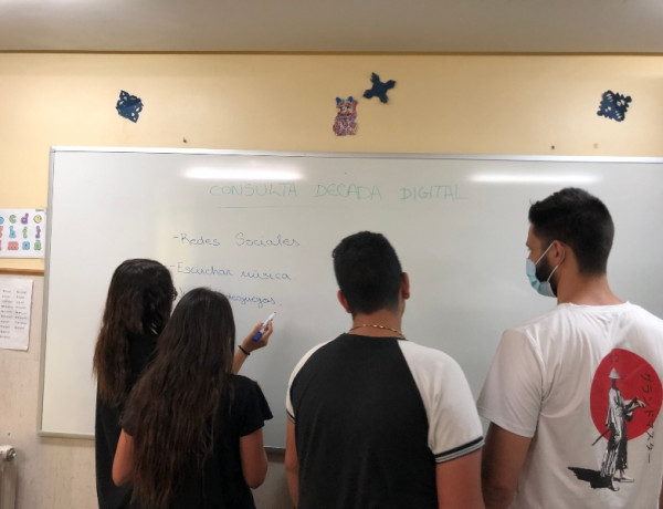 Las personas jóvenes atendidas en la Residencia ‘Lucentum’ de Alicante participan en una consulta para mejorar la legislación europea sobre el uso de internet