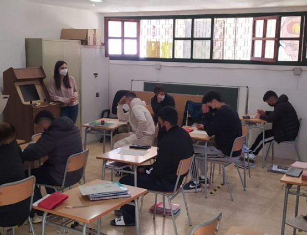 Las personas jóvenes atendidas en la residencia ‘Mariano Ribera’ de Burjassot (Valencia) participan en un taller de prevención de la violencia en las aulas