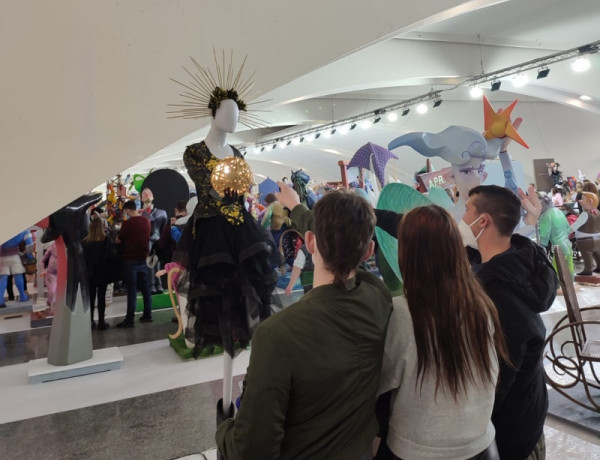 Las personas jóvenes atendidas en la residencia ‘Mas de la Pinaeta’ en Gátova (Valencia) visitan la exposición del Ninot 2022. Fundación Diagrama. Comunidad Valenciana 2022.