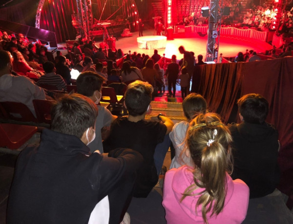 Las personas jóvenes atendidas en la residencia ‘Massamagrell’ de Valencia asisten a una gala benéfica de circo.
