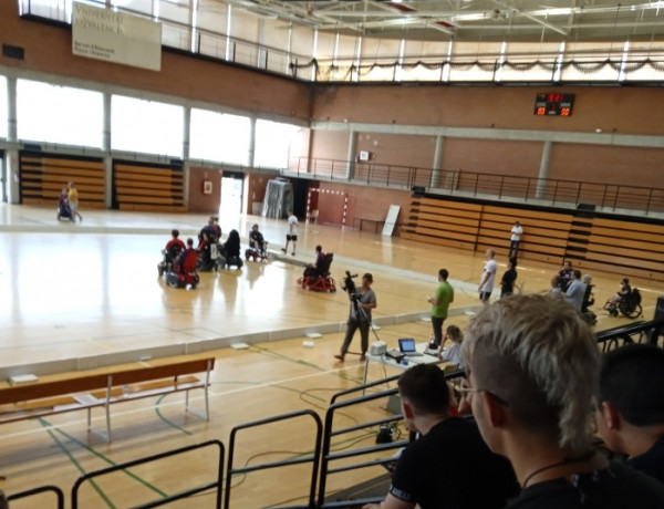 Personas jóvenes atendidas en la residencia 'Pi i Margall' de Burjassot (Valencia) asistiendo a un partido amistoso de hockey en silla de ruedas. 