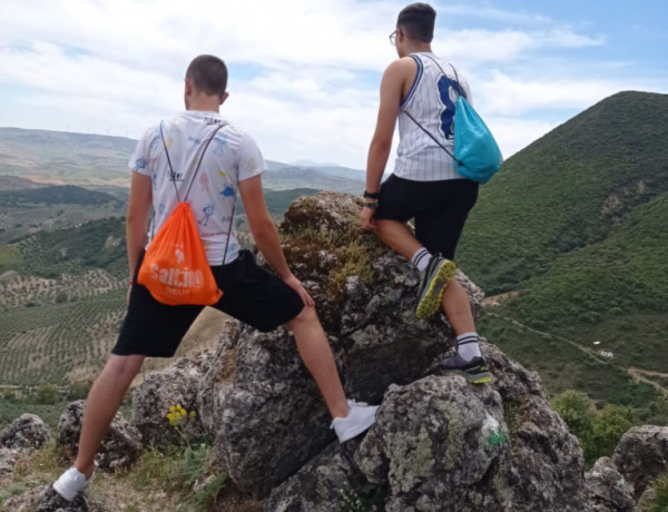 Las personas jóvenes del centro ‘El Limonar’ de Alcalá de Guadaíra (Sevilla) recorren el segundo pico más alto de la provincia