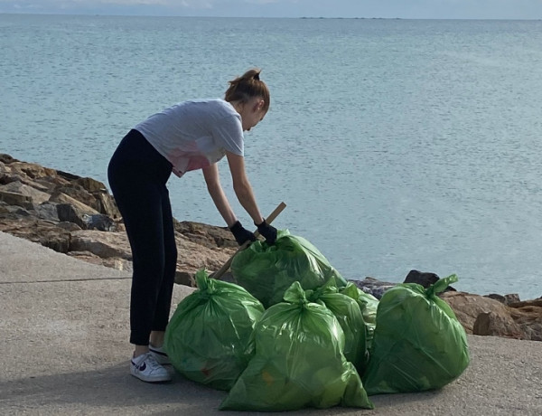 Las personas jóvenes del Hogar ‘Oriola’ de Orihuela colaboran en la limpieza de las playas de Guardamar del Segura