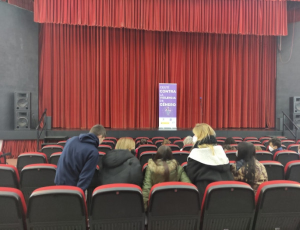 Las personas jóvenes atendidas en los hogares ‘Los Pinos’ de Molina de Segura y ‘Las Palmeras’ de Murcia asisten a la obra teatral ‘El camino paralelo’
