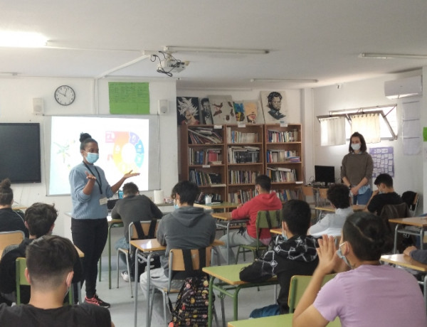 Las personas jóvenes de la residencia ‘La Villa’ de Villena (Alicante) reciben una charla sobre medio ambiente, reciclaje y economía circular. Fundación Diagrama. Comunidad Valenciana 2022.
