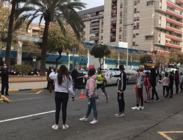 Personas jóvenes de las residencias ‘El Palmeral’, ‘Llauradors’ y ‘La Magrana’ de Alicante colaboran en acciones de voluntariado en la Media Maratón de Elche. Fundación Diagrama. Comunidad Valenciana 2022.