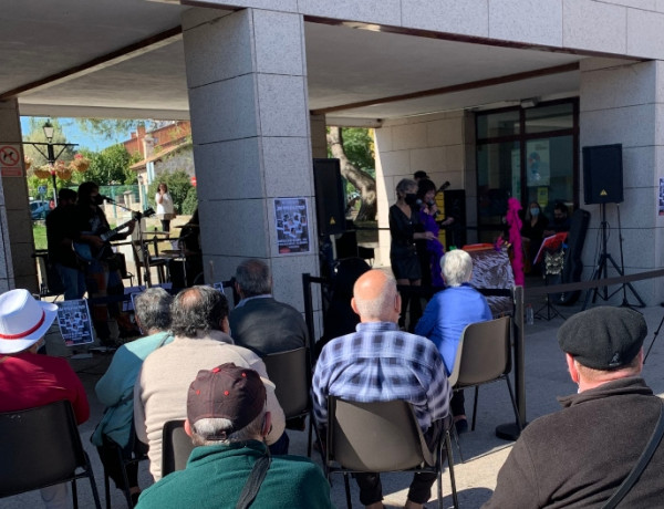 Las personas mayores atendidas en la residencia ‘El Berrueco’ disfrutan de un concierto en la localidad madrileña homónima.