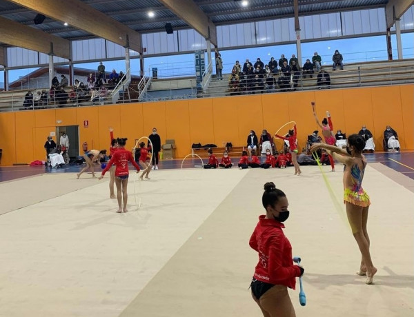 Las personas mayores atendidas en la residencia ‘El Berrueco’ de la localidad homónima asisten a una exhibición de gimnasia rítmica.