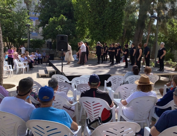 Un grupo de personas mayores atendidas en la residencia 'Nuevo Azahar' asistiendo a la actividad 'Muévete con nosotros' de las fiestas patronales del municipio.