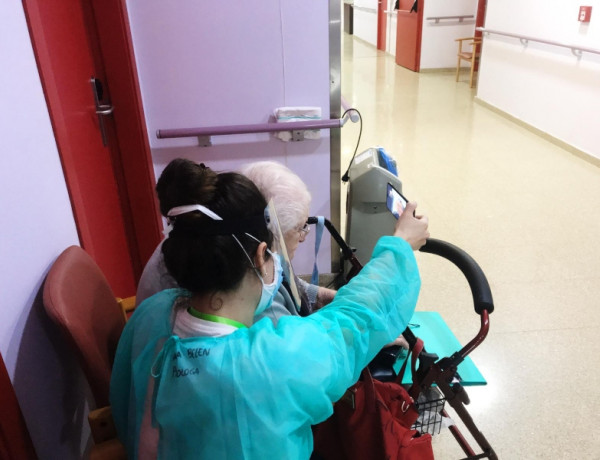 Personas mayores y jóvenes atendidos por Fundación Diagrama llevan a cabo videollamadas intergeneracionales durante la crisis del Coronavirus. 2020