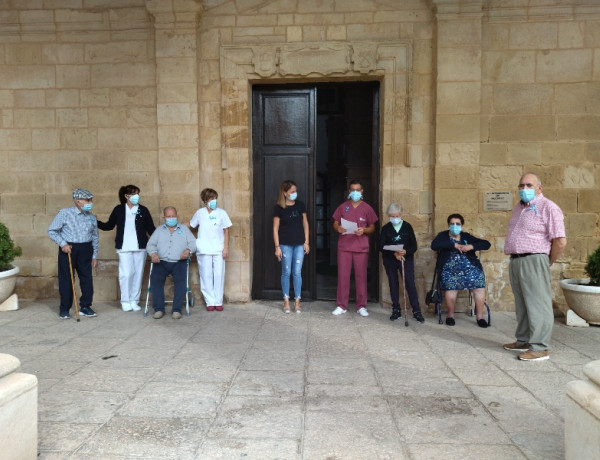 Las personas mayores de la residencia ‘Nuestra Señora de Cortes’ de Alcaraz (Albacete) participan en un acto de sensibilización en el Ayuntamiento de la localidad
