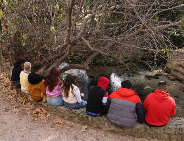 Las personas menores atendidas en el centro educativo ‘Arrui’ de Molina de Segura (Murcia) visitan el paraje natural de Las Fuentes del Marqués en Caravaca de la Cruz