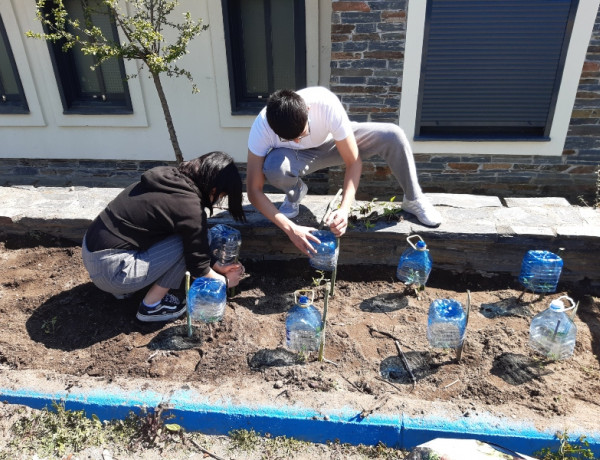 Las personas menores atendidas en el centro ‘Montealegre’ de Ourense realizan numerosas labores en el huerto ecológico del recurso. Fundación Diagrama. Galicia 2022.