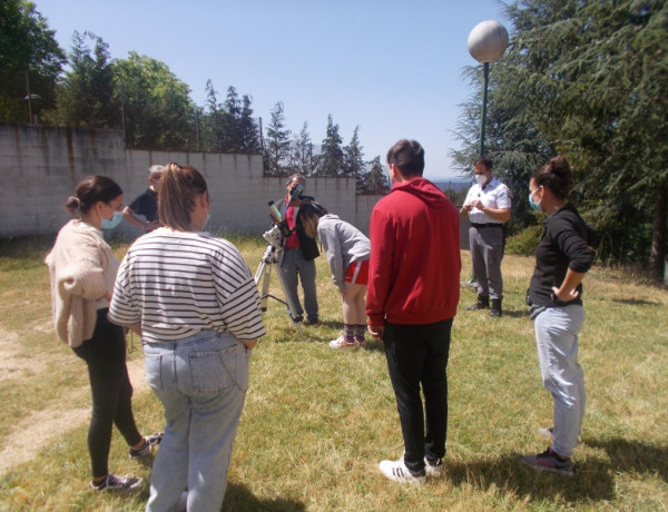 Las personas menores atendidas en el centro ‘Montefiz’ de Ourense descubren el mundo de la astronomía y la observación solar. Fundación Diagrama. Galicia 2022