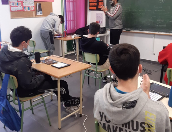Las personas menores atendidas en el centro ‘Monteledo’ de Ourense desarrollan su creatividad en una actividad de ecopercusión. Fundación Diagrama. Galicia 2022.