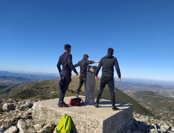 Las personas menores atendidas en el centro ‘Odiel’ de Huelva alcanzan la cima del pico del Terril en Sevilla.