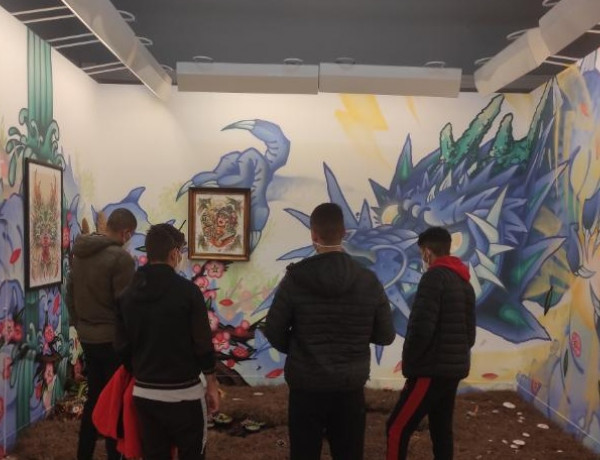 Las personas menores atendidas en el centro ‘Odiel’ de Huelva visitan la VI Muestra de Grafistas Onubenses