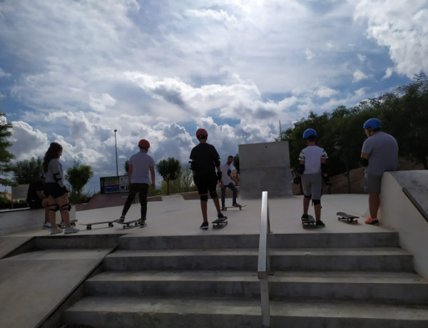 Las personas menores atendidas en los centros ‘Arrui’ y ‘Alea’ de Molina de Segura (Murcia) se inician en el mundo del skate. Fundación Diagrama. Murcia 2022