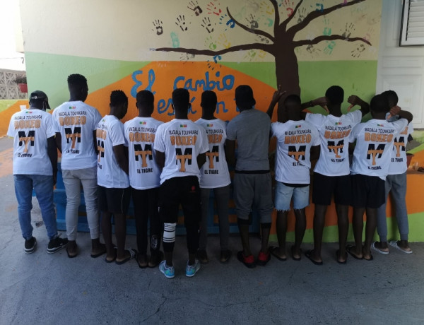 Las personas menores del centro ‘Cardones’ de Las Palmas de Gran Canaria asisten a una charla impartida por el deportista Madala Tounkara