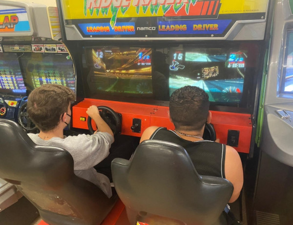 Los y las menores del centro educativo ‘Virgen de Valvanera’ descubren el mundo de los videojuegos clásicos en una exposición