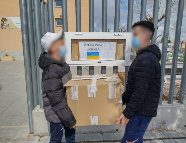 Las personas menores del piso ‘Diagrama Ana Frank’ (Madrid) participan en una donación de ropa a familias afectas por el conflicto bélico en Ucrania