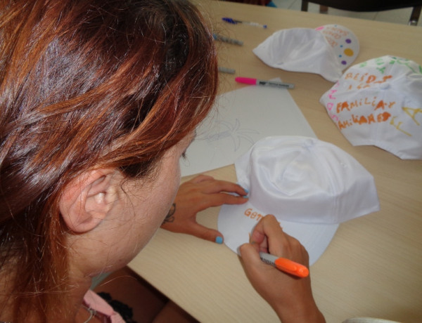 Las personas residentes en el Centro para la Atención de la Enfermedad Mental ‘Altavida’ de Abanilla (Murcia) desarrollan su creatividad con un taller de manualidades