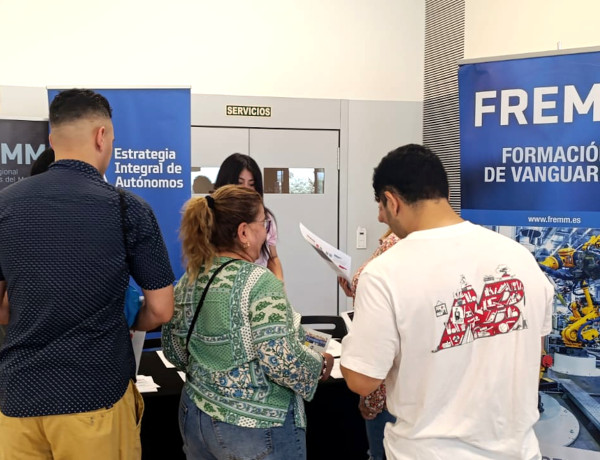 Usuarias y usuarios del Programa de inserción laboral de personas migrantes de Murcia participan en la X Feria de la FREMM 