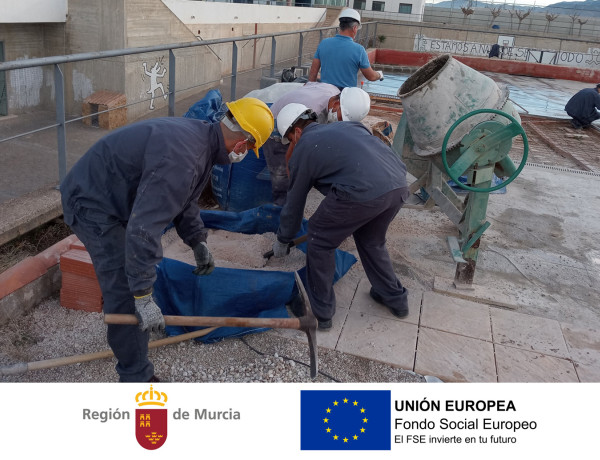 Prácticas del PFP de revestimientos de construcción en Las Moreras, con los logos de las entidades financiadoras