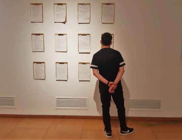 Un joven observa una de las obras expuestas
