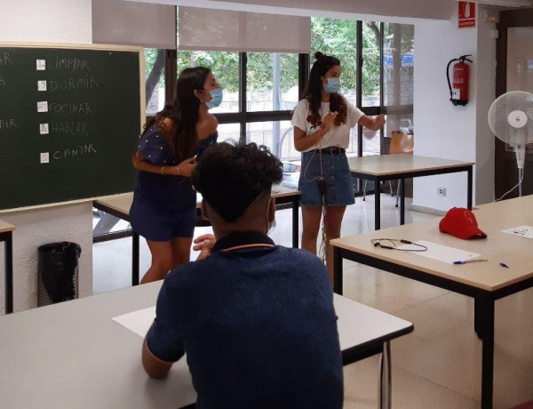 Las personas jóvenes que cursan la escuela de verano de Fundación Diagrama en Baleares reciben la visita del presidente del IMAS