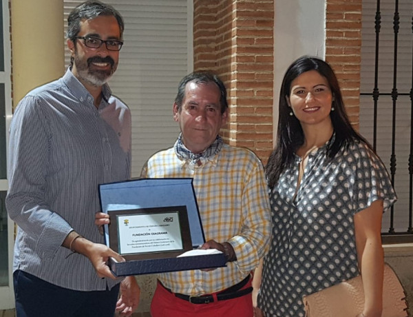 Fundación Diagrama recibe una placa del Ayuntamiento de Fernán Caballero como reconocimiento a su labor social