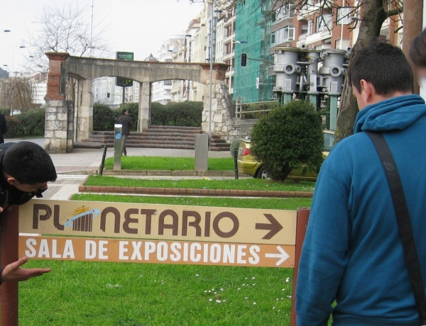 Los jóvenes que participan en los programas educativos de Fundación Diagrama en Cantabria visitan el Planetario