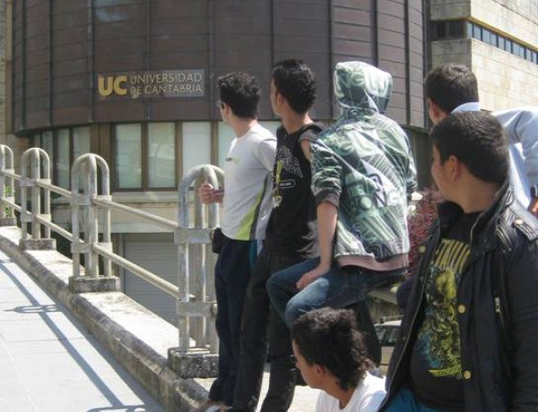 Menores del 'Aula Socioeducativa de Atención a la Diversidad' visitan el Planetario de la Universidad de Cantabria