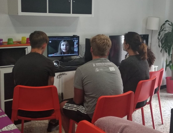 La policía y campeona de kumité Laura Palacio charla con personas atendidas por Fundación Diagrama en Gran Canaria y la Comunidad Valenciana