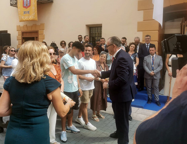 Adolescentes del hogar ‘Alácera’ reciben el premio a la decoración más original en las fiestas patronales de Caudete