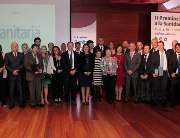 Foto de familia de los galardonados en los Premios a la Sanidad de la Región de Murcia