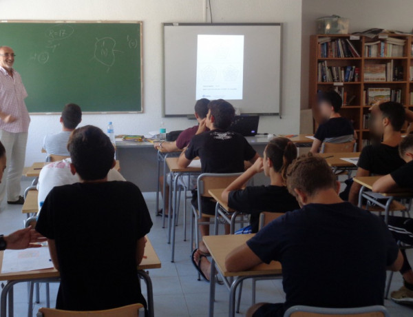 Los menores atendidos en el centro ‘La Villa’ de Villena (Alicante) reciben la visita del arquitecto y escritor Juan Marco Albero. Fundación Diagrama. Comunidad Valenciana 2018. 