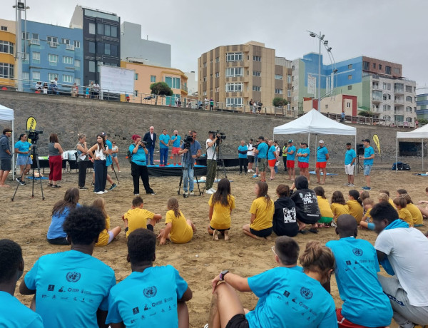 El grupo de jóvenes, reunido en la playa para las actividades de la jornada
