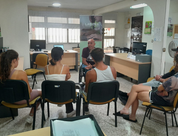 El voluntario de Aesleme habla con los chicos y chicas de Labora sobre su experiencia