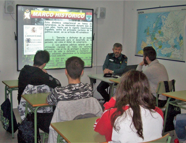 Los jóvenes atendidos en el centro ‘Montefiz’ de Ourense reciben una charla de prevención sobre incendios forestales 