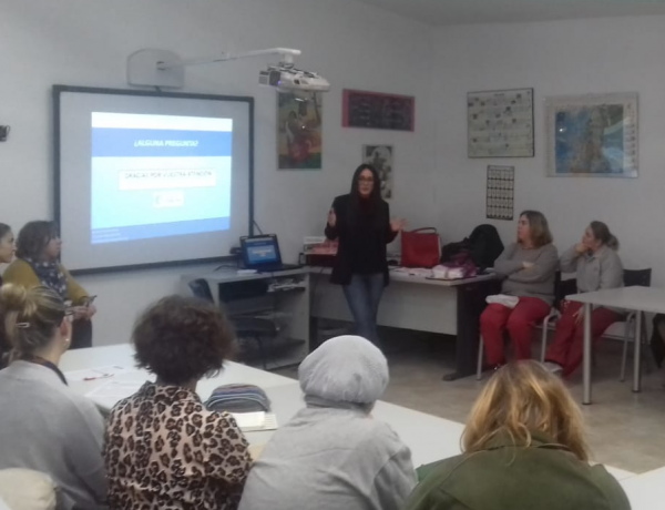 Una profesional de Fundación Diagrama en Cantabria dirige una sesión de prevención en violencia de género en la Asociación AMICA. Fundación Diagrama. Cantabria 2019.