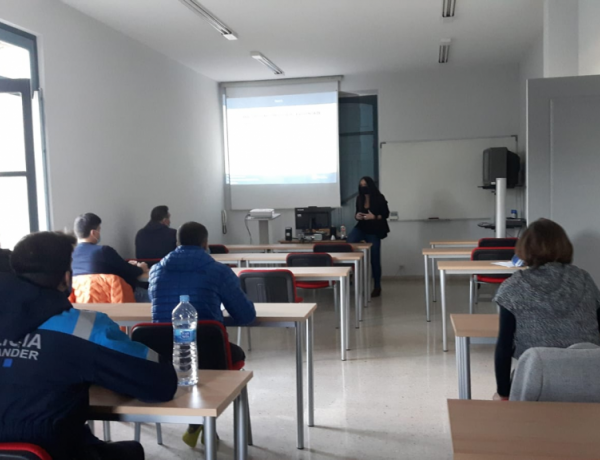 Una profesional de Fundación Diagrama realiza una ponencia sobre atención a víctimas de violencia de género en un curso formativo para policías locales de Cantabria