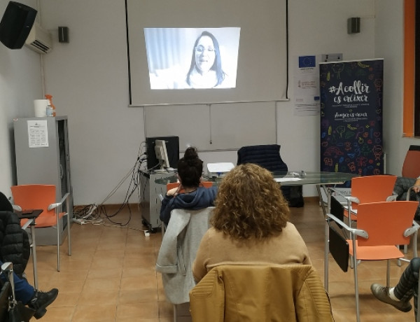 Un profesional del Programa de Fomento del Acogimiento Familiar de Alicante realiza una charla informativa en el Ayuntamiento de Muro de Alcoy