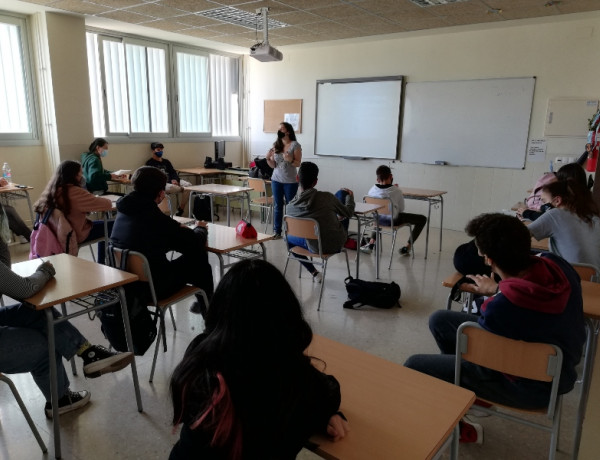 Una profesional del Programa '#PonteAlerta' de Fundación Diagrama imparte una serie de charlas de sensibilización para jóvenes de Castellón de la Plana