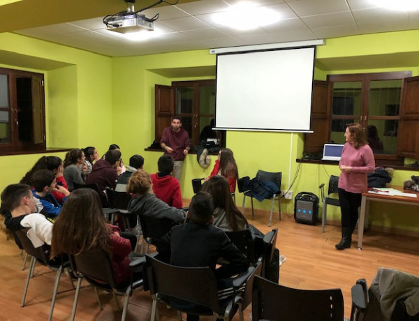 Profesionales de Fundación Diagrama en Cantabria imparten un taller sobre cooperación para el desarrollo en el III Programa ‘Jóvenes y valores’. Fundación Diagrama 2019. 