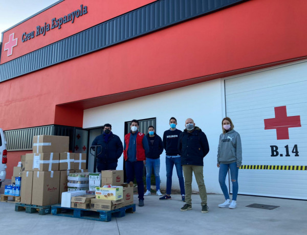 Profesionales de Fundación Diagrama en Castellón llevan a cabo un acto de donación solidaria a las personas atendidas en la Cruz Roja de la localidad de Nules