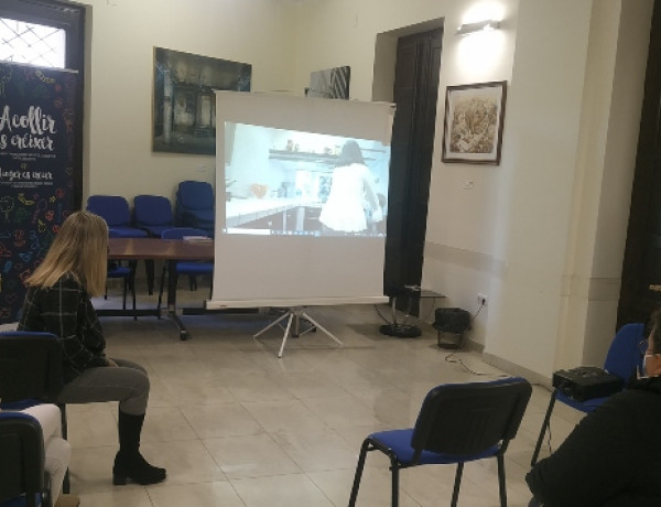 Profesionales del Programa de Fomento del Acogimiento Familiar de Castellón imparten una charla informativa en el Ayuntamiento de Segorbe