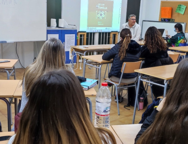 Profesionales del Programa de Fomento del Acogimiento Familiar realizan una charla de sensibilización en el IES Vicente Gandía de Castellón. Fundación Diagrama. Comunidad Valenciana 2022